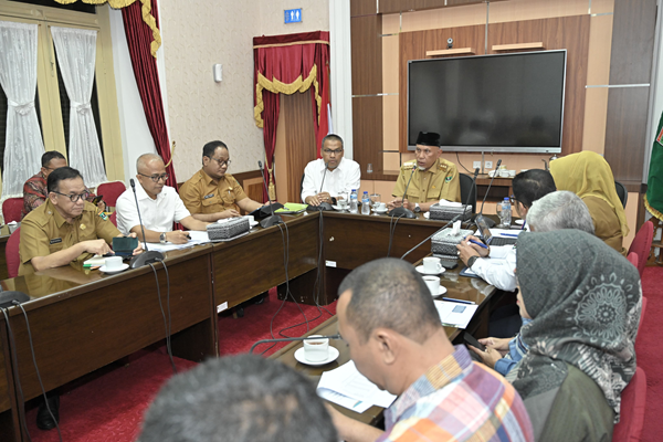 Foto Tindak Lanjut Arahan Mendagri, Gubernur Mahyeldi, dan Jajaran Rapat Tengah Malam Terkait Kesiapan Daerah Menyambut Ramadan