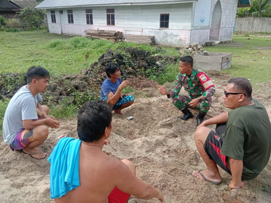 Babinsa Koramil 01/Sikabaluan, Meskipun Dihari Minggu Terus Menjalin Silaturahmi Bersama Masyarakat