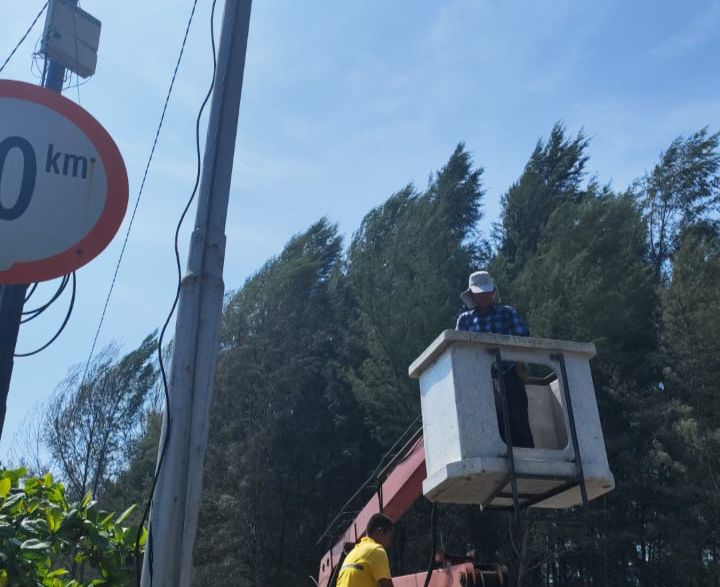 saat teknisi PJU sedang melakukan perbaikan lampu penerangan jalan yang mengalami kerusakan.