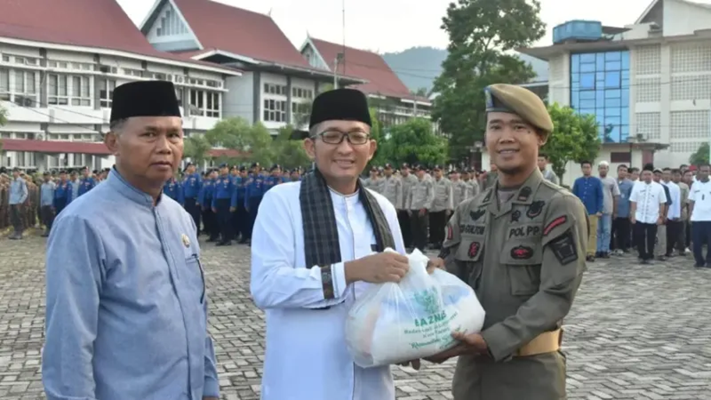 Foto 7.223 Tenaga Non-ASN Menerima Paket Sembako dari Pemko Padang