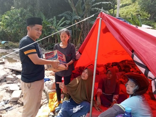 Anggota DPRD Kabupaten Pesisir Selatan Armadi Salurkan Bantuan di Kecamatan Sutera