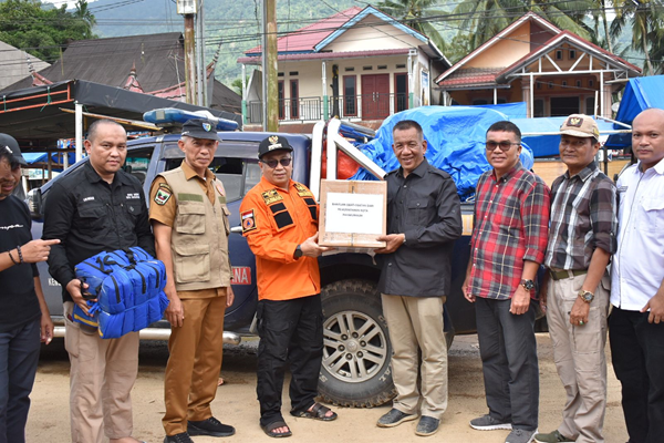 Pj Wako Payakumbuh Jasman serahkan bantuan ke pemerintah kabupaten Pesel langsung diterima bupati setempat