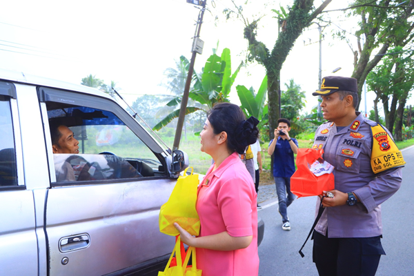 Kapolres Limapuluh Kota AKBP Ricardo Khodrat Yusuf dan Ny. Agnes Khodrat membagikan takjil ke para pengemudi.