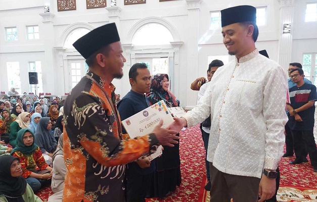 Wako Bukittinggi serahkan bantuan pendidikan secara simbolis