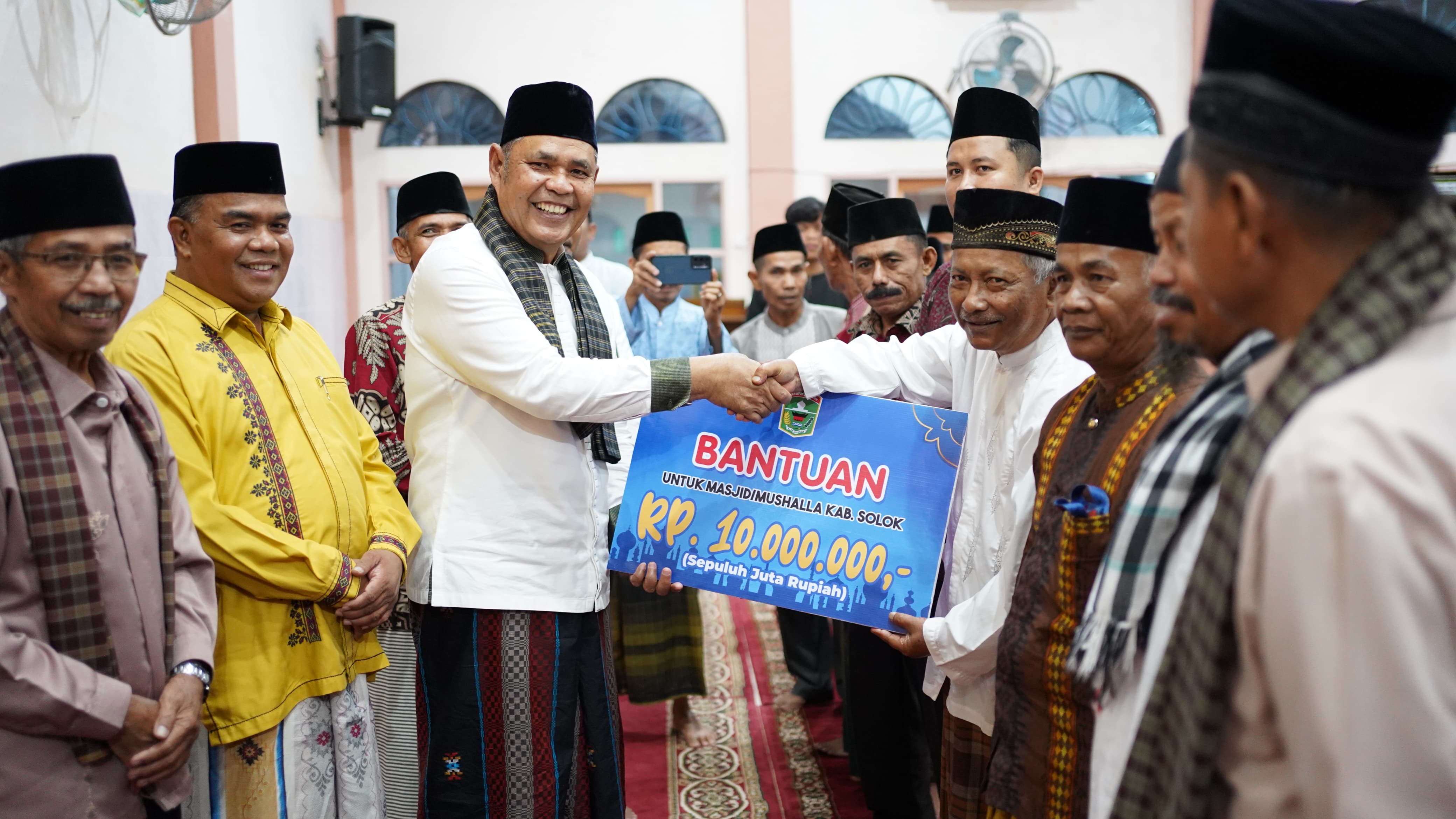 Foto Dipimpin Bupati Epyardi, TSR Pemkab Solok Serahkan Bantuan Uang 10 Juta untuk Masjid Raya Sumani