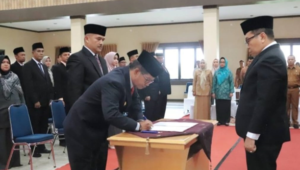 Pj Wako Payakunbuh Jasman lantik 124 pejabat eselon III dan IV serta kepala sekolah dan kepala Puskesmas.