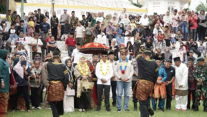 Foto kegiatan potang balimau terlihat bupati Limapuluh Kota bersama rombongan foto bersama usai memberi sambutan