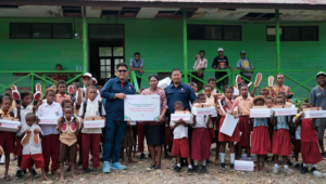 Sebagai bagian dari program "Sambungkan Senyuman", Telkomsel telah menyerahkan ratusan pasang sepatu hasil donasi penukaran Telkomsel Poin dari 39 ribu pelanggan kepada sejumlah pelajar yang membutuhkan di sejumlah sekolah di sekitar Jayapura, Timika, dan