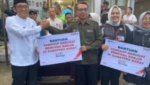 Foto Hendri Septa Terima Bantuan Dari Bank-Bank di Kota Padang untuk Bantu Korban Banjir