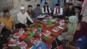 Foto Gubernur Mahyeldi dan TSR Provinsi Sumbar Antar Bantuan Bedah Rumah, Singgah Sahur dan Subuh Mubarak di Solok Selatan