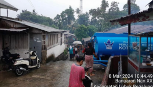 Foto Perumda Air Minum Kota Padang Terus Berikan Bantuan Air Tangki Pasca Banjir