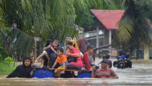 Foto Waspada Cuaca Ekstrem, Warga Kota Padang Dihimbau untuk Kewaspadaan di Musim Hujan