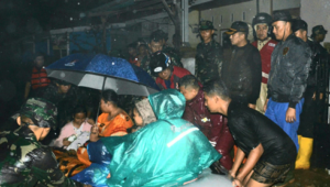 Foto Wali Kota Padang dan Tim Evakuasi Bergerak Cepat Tangani Banjir