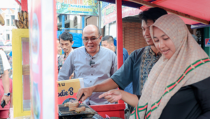 Foto Supardi, Ketua DPRD Sumbar, Berbuka Puasa Bersama di Pasar Pabukoan