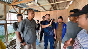 Foto Rahmat Saleh Berkunjung ke Lokasi Banjir Koto Baru Padang dan Berjanji untuk Menemukan Cara Terbaik