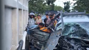 Truk Tabrak Minibus sampai Remuk di Bypass Kota Padang. (Foto: Dok istimewa)