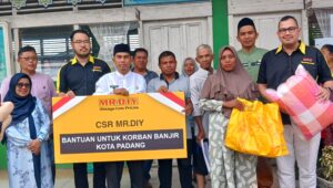 Foto MR DIY Indonesia Memberikan Bantuan Kepada 110 Keluarga Korban Banjir di Banuaran Padang