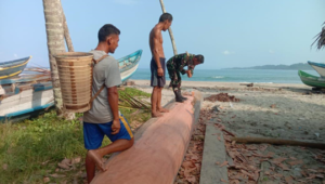 Foto Warga Nelayan di Desa Simalegi Dikunjungi Babinsa Koramil 01/Sikabaluan