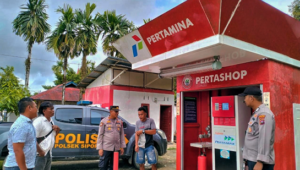 Foto Polsek Sipora Pantau Ketersediaan BBM Menjelang Idul Fitri 1445 H-2024 M di Pulau Sipora