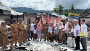 Foto Bupati Pesisir Selatan Rusma Yul Anwar Serahkan Bantuan untuk Korban Kebakaran di Nagari Salido Sari Bulan