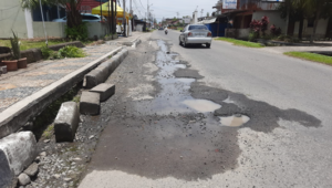 Jalan Sentot Alibasa Kota Pariaman yang sudah ditambal darurat, kini rusak lagi.(Trisnaldi).