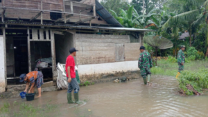 Foto Danramil 03/Sipora, Lettu. Inf. S. Sipayung Bersama Forkopimda, Forkopincam Pantau Wilayah Banjir di Pulau Sipora Mentawai