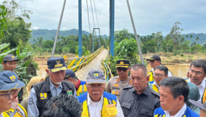 Foto Mentri PUPR RI Basuki Hadimuljono Tinjau Infrastruktur yang Rusak di Pesisir Selatan