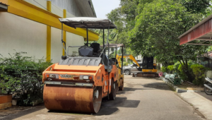 Dua alat berat milik UPTD Alkal PJU Kota Pariaman yang masih parkir.(Trisnaldi).