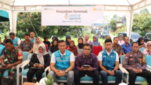 Sekdako Payakumbuh Rida Ananda didampingi manager PT.PLN UP3 Payakumbuh saat pemasangan sambungan listrik grstis di rumah warga, Kamis 14 Maret 2024.