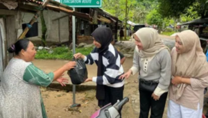 Foto Anak Bupati Pessel Zahra Mardiah Anwar Turun Langsung Bantu Korban Banjir