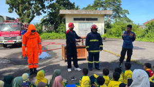 Saat murid-murid TK Aisyiyah Bustanul Bato memperhatikan petugas Damkar mengenalkan peralatan yang digunakan Damkar.