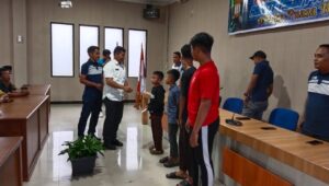 Kadis Parpora Payakumbuh Nofriwandi didampingi ketua Askot PSSI Payakumbuh Diki Engla Mardianto serahkan sanntunan ke 4 pemain SSB Payakumbuh