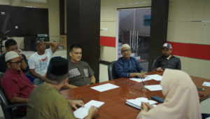 Rapat internal untuk kesuksesan kegiatan Piaman Barayo yang di gelar di objek wisata Pariaman saat libur lebaran nanti.(Trisnaldi).