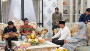 Foto Hendri Septa Membantu Difabel Kakak-Beradik Membangun Rumah Layak Huni