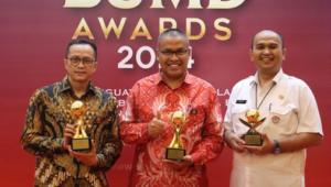 Foto Gubernur Mahyeldi Terima Penghargaan Top Pembina BUMD Award 2024 Usai RSAM Bukittinggi Raih Top BUMD Bintang Empat