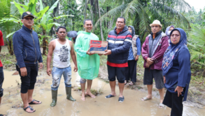 Saat Sekda Kota Pariaman, Yota Balad menyerahkan bantuan kepada warga terdampak banjir.