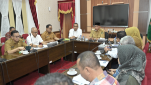 Foto Tindak Lanjut Arahan Mendagri, Gubernur Mahyeldi, dan Jajaran Rapat Tengah Malam Terkait Kesiapan Daerah Menyambut Ramadan