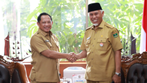 Foto Mendagri Tito Karnavian Ditunjuk sebagai Inspektur Gelar Pasukan Satpol PP dan Satlinmas di seluruh Indonesia di Sumbar