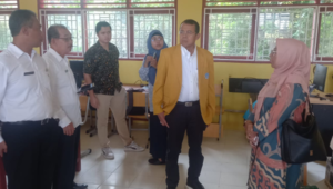 Foto Prof. Ganefri Tinjau Kesiapan Labor Komputer SMAN 2 Sipora untuk SNPMB 2024