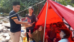 Anggota DPRD Kabupaten Pesisir Selatan Armadi Salurkan Bantuan di Kecamatan Sutera