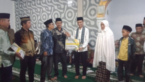 Yulian Efi ketika tatap muka dengan jamaah Masjid Darussalam, Jorong Sariak Taba, Nagari Lubuak Gadang, Kecamatan Sangir