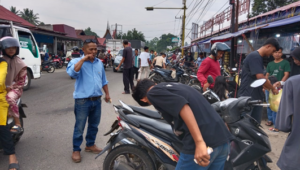 Misranhadi-Juru parkir di areal pasar pabukoan kelurahan Limbukan sedang mengatur kebdaraan yang hendak parkir.