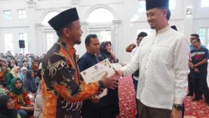 Wako Bukittinggi serahkan bantuan pendidikan secara simbolis