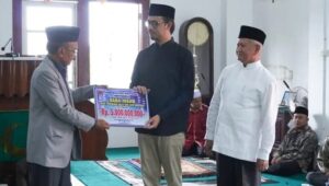 Wako Bukittinggi serahkan dana hibah untuk Masjid