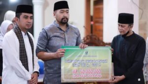 Foto Didampingi Wawako Ramadhani, Wagub Sumbar Serahkan Dana Hibah untuk Dua Masjid di Kota Solok