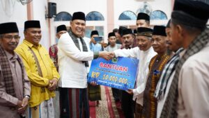 Foto Dipimpin Bupati Epyardi, TSR Pemkab Solok Serahkan Bantuan Uang 10 Juta untuk Masjid Raya Sumani