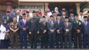 Wako Bukittinggi bersama anggota DPRD setelah pelantikan PAW