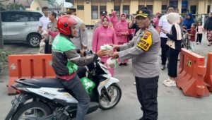 Kapolsekta Bukittinggi bagikan takjil