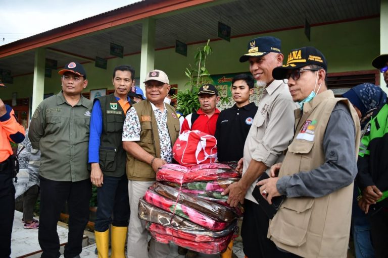 Foto Gubernur Sumbar Serahkan Bantuan Korban Banjir Lahar Dingin Bukik Batabuah