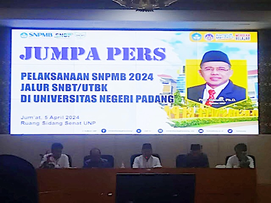 Foto Prof. Ganefri di Jumpa Pers UTBK-SNBT: 21 Ribu Lebih Calon Mahasiswa Bakal Ujian di UNP